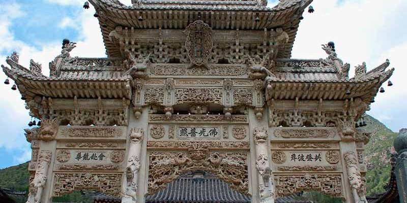 -jpg ÔÚÁúȪËÂÇ°ÃæµÄ¹°µÀÔÚÎą̊ɽ.jpg